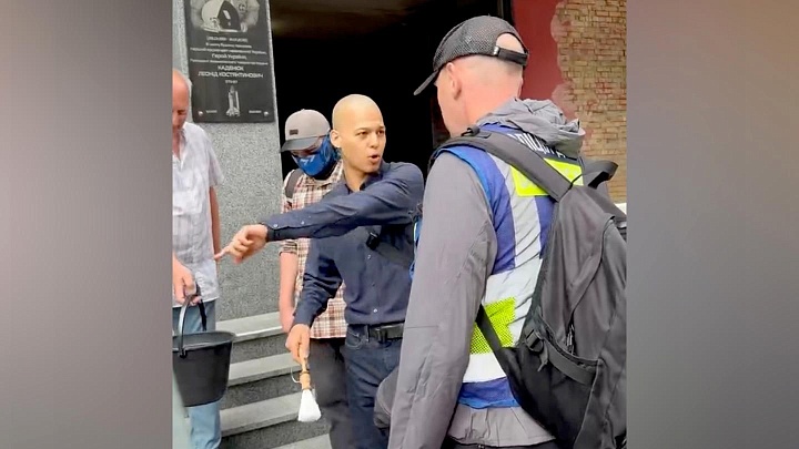 Сторонники ПЦУ провели провокационный перформанс возле суда в Киеве