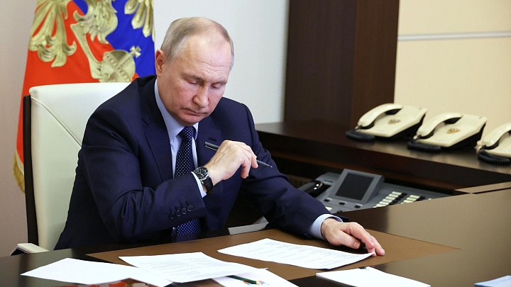 Путин продлил разрешение иностранцам оплачивать российский газ в рублях