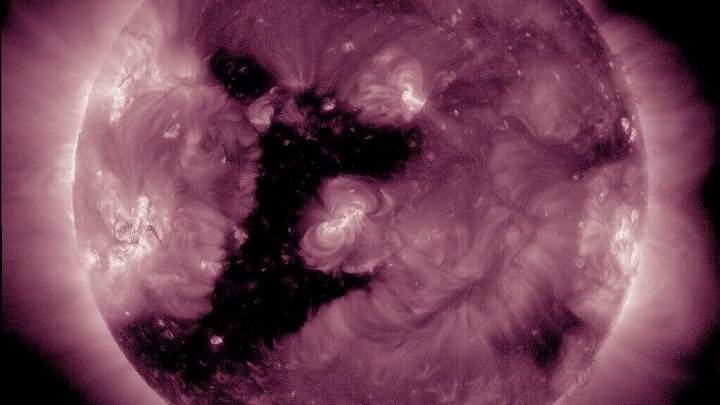 Учёные заметили на Солнце корональную дыру необычной формы